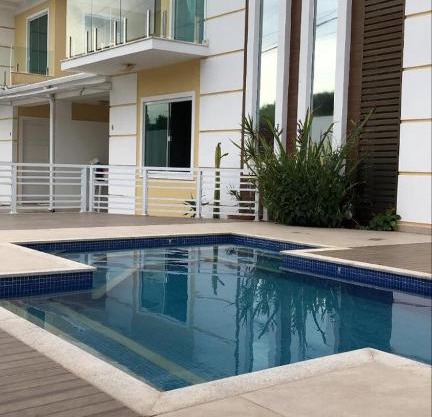 DUPLEX COM PISCINA PERÓ