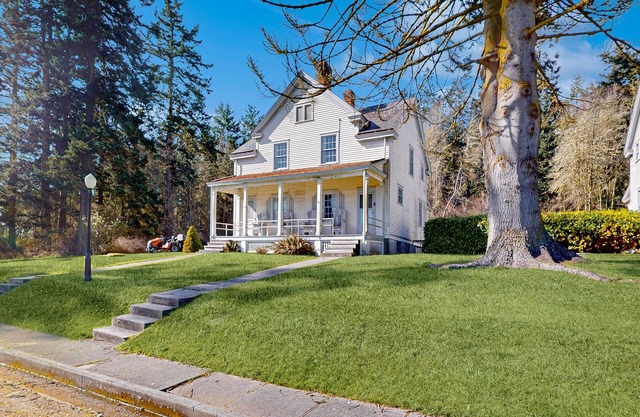 Duplex home with front porch & Admiralty Bay view, steps to Fort Casey SP