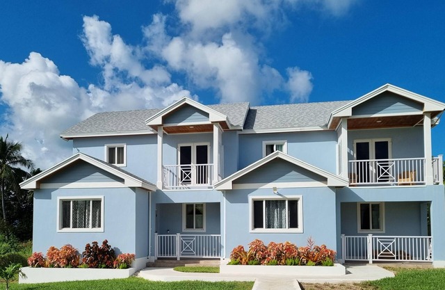 Duplex Townhouse, King Bed, Family-centric, Fast Wi-fi, near Beach, Free Parking