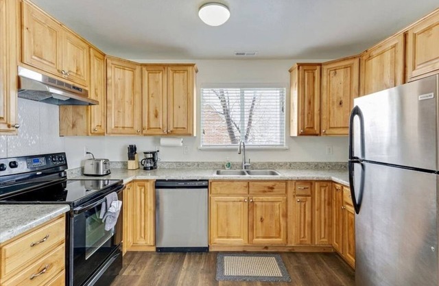 Duplex Two Units, Large Backyard, King Bed!