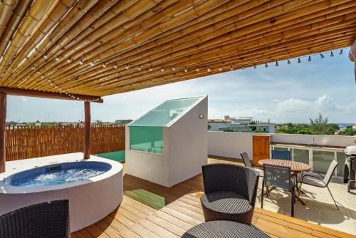 Duplex with Rooftop Plunge Pool short walk to Beach