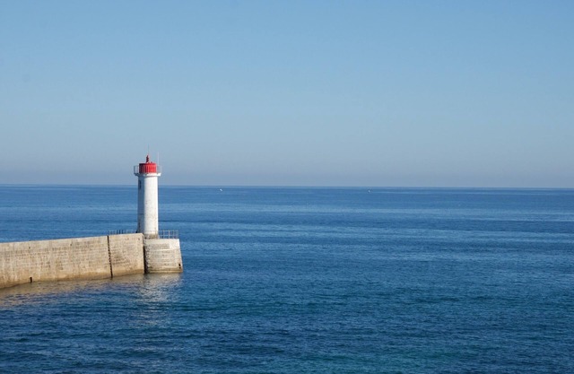 Duplex with terrace overlooking the bay and the large beach 20m away