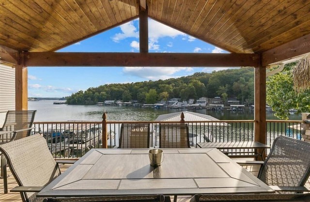 Dutchman's Lakefront Hideaway