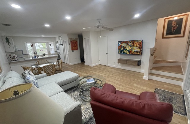 Duval Sq., Old Town, very walkable, full kitchen, pool, parking, 2 BR/2.5 BA.