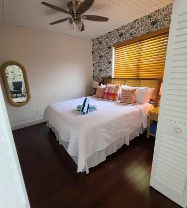 Duval Street Suite w parking and heated pool