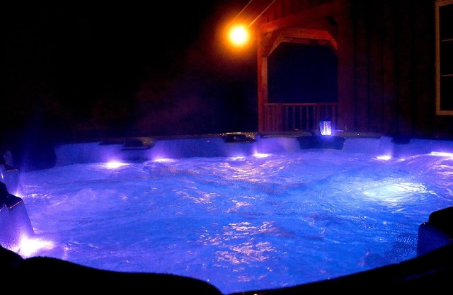 Dvira’s lakefront cottage - Hot tub & Pool table