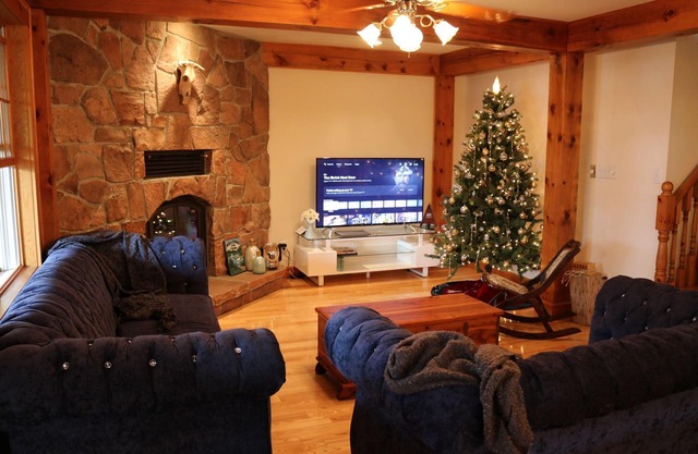 Dvira’s Lakefront Cottage - Hot tub and Pool Table (Sharbot lake)