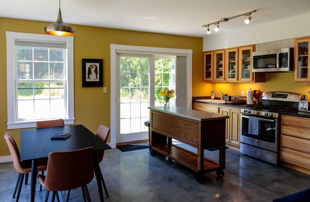 Dwntwn w/ Prvt Rooftop, Soaking Tub, EV Charger