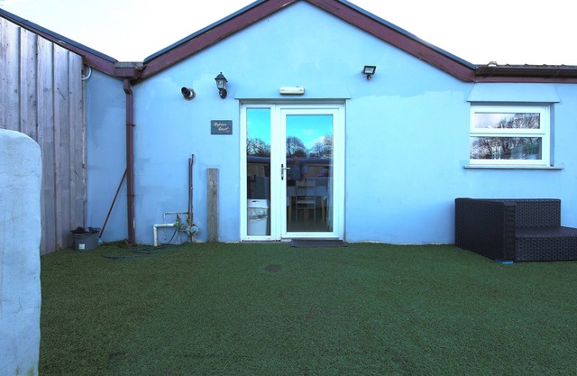 DYLANS GERICHT, tierfreundlich, mit Whirlpool in Laugharne, Ref 4135