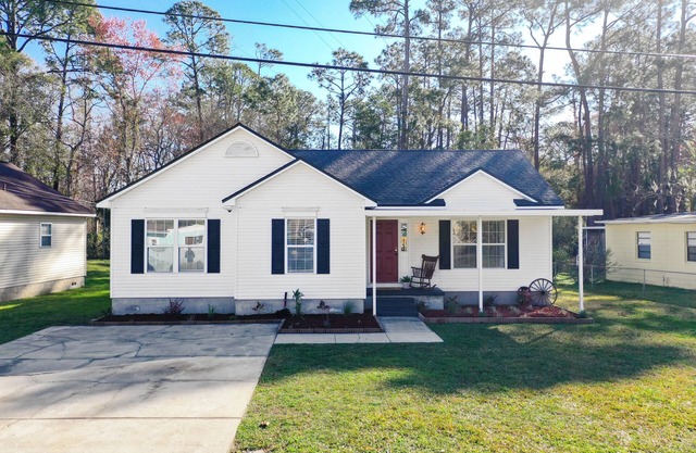 E & E Rustic Retreat ~ Fabulous Home in Jacksonville, FL