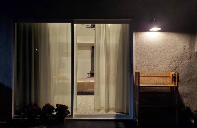 E - Private entry & huge musical bathroom;King Bednn