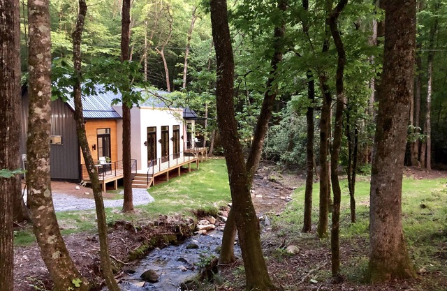 Die E Ranch ist eine moderne, skandinavische Scheune, die 2019 gebaut wurde.