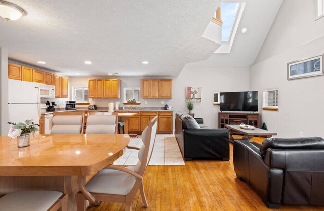 E. Rochester Darling - Sleeps 6!
