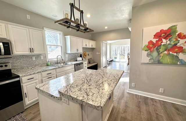 EAA Favorite- Spacious 5 Bedroom home sleeps 12, 21 miles to EAA