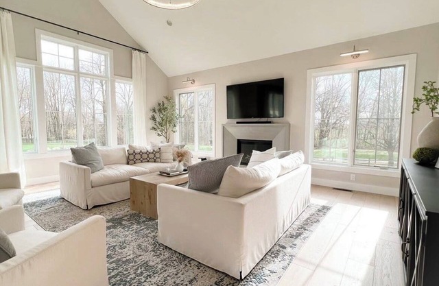 EAA - Spacious 5-bedroom, 3.5 bath house on golf course in Fond du Lac