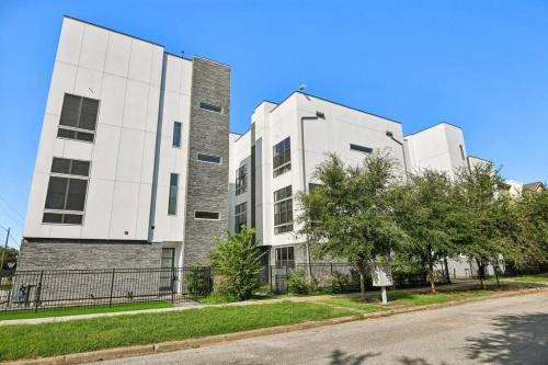 EADO Lux 3 Story with Rooftop Views