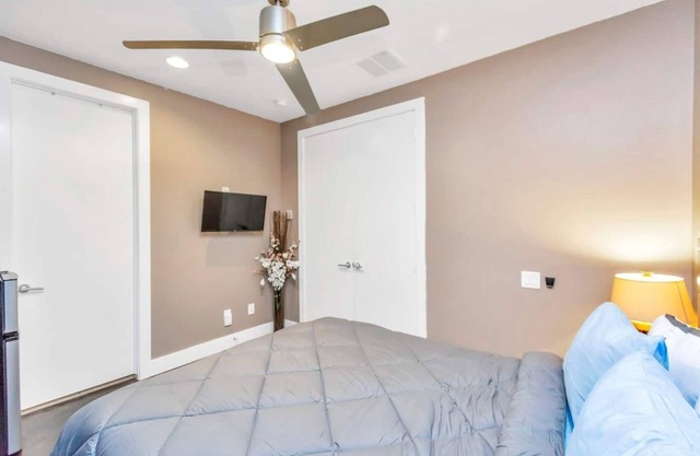 EaDo w/ Rooftop Bar | City Views | Private Jacuzzi