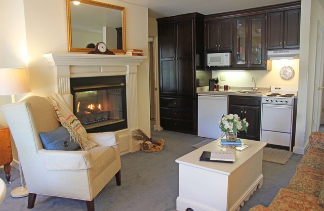 Eagle Harbor Inn
