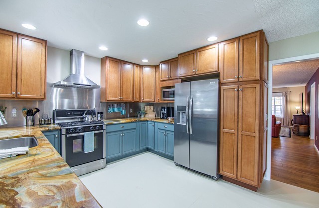Eagle Hills Home-next to Golf Course