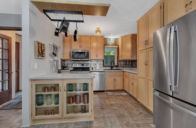 Eagle Lake Getaway! Beautiful Lake Views & Sunsets! With Hot Tub!!