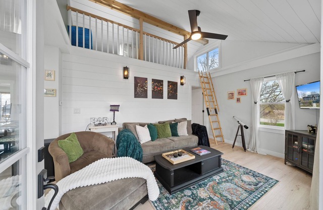 Eagle Lake Haven- Walk to beach, boat launch nearby!