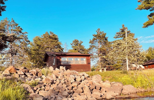 EAGLE LODGE - Cozy Cabin Overlooking the Beautiful E. Fork of the Chippewa River
