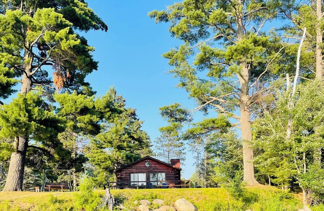 EAGLE LODGE - River Retreat - amazing views of the East Fork of the Chippewa Rvr