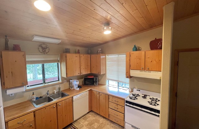 Eagle Nest Fly Shack and Lodge