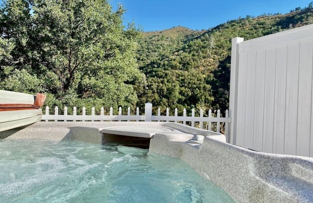 Eagle Nest/River Views/Hot Tub/Games/Sleeps 6