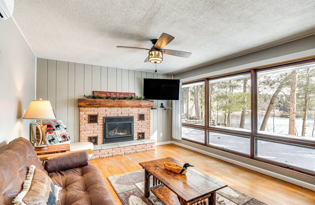 NEU! Eagle River Waterfront Home mit Dock & Feuerstelle
