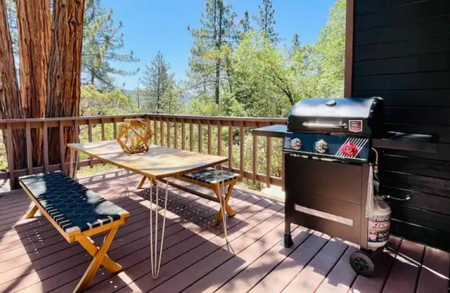 Eagle's Den: Forest Hideaway with Hot Tub
