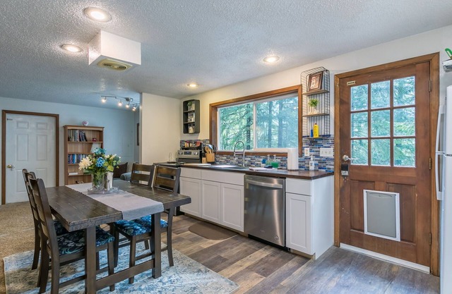 Cozy Rainier family getaway, kids & pet friendly!
