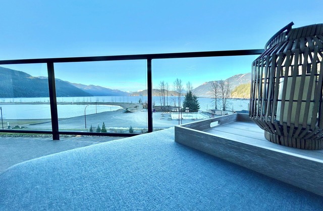 Eagle's Nest - Penthouse Condo w/ spectacular Harrison Lake & Mountain Views