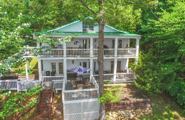 Eagle's Pass: 7 BR, 4 BA in Crane Hill, Sleeps 13