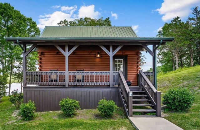 Cabin with Loft - One bed in loft, sleeper sofa and full kitchen