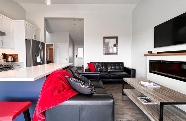 Eagle's View Penthouse: 180 degree unobstructed ocean and city views!
