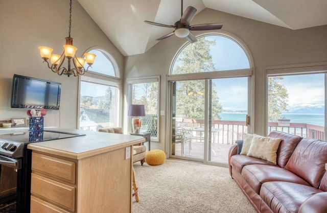 Cozy Lakefront Apartment in Lakeside - lake access, semi private beach, fire pit