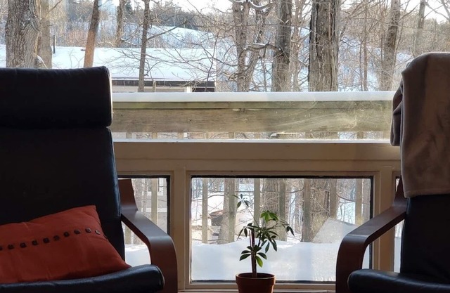 EAGLE VIEW | Cozy ski-side chalet for all seasons | 25 Mins From Ottawa