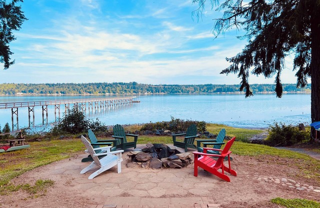 Eagle View Waterfront Retreat in Belfair, Hood Canal with King Beds, kayaks