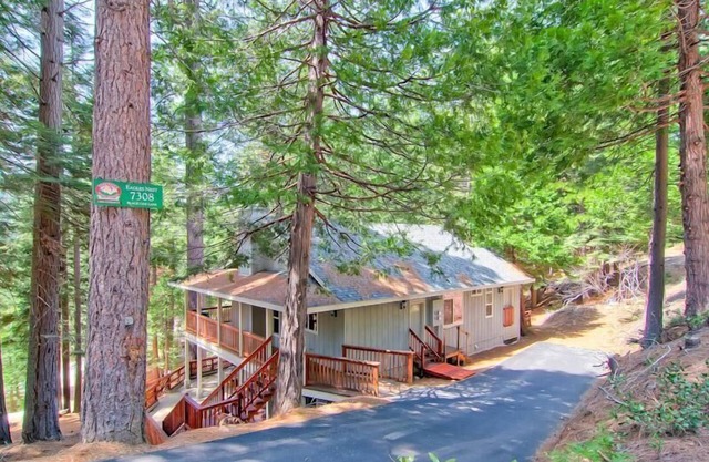 Das Eagles Nest befindet sich inmitten der Yosemite-Kiefern. Dieses Maisonette-Haus verfügt über 2 Schlafzimmer, 1 Bad ...