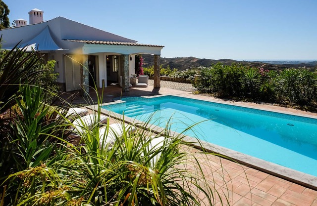 Eagles Nest - ein charmantes, gut ausgestattetes Haus mit 3 Schlafzimmern, Pool- und Meerblick