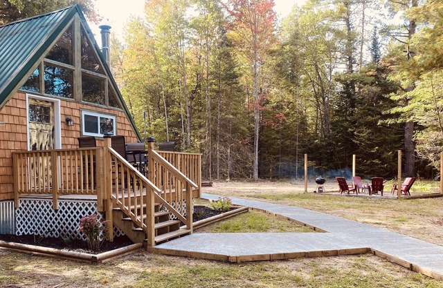 Eagles Nest A-frame: Riverfront Cabin: Add-on Treehouse Bedroom, Pet Friendly!