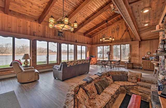 ‘Eagles Nest’ - Baraboo Cabin on Wisconsin River!