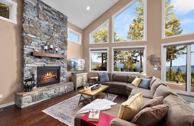 Eagle’s Nest - Hot Tub & Lake Views + Luxe Escape