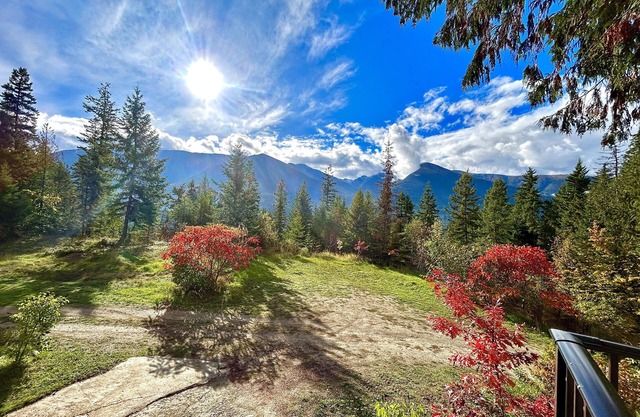 *EAGLES NEST* Luxury Mountain Chalet Retreat- HOT TUB * POOL TABLE * SPA BATH
