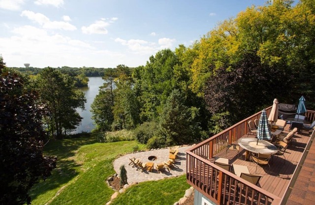 Modernes Lake Home mit Whirlpool und Feuerstelle