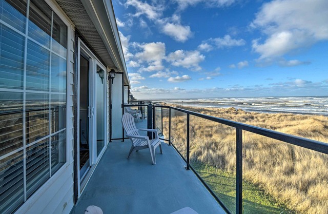 ‘Eagles View’ Condo in Ocean Shores w/ 3 Balconies