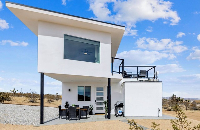 Eagles View Desert House & Hot Tub - Serene & Stylish Retreat - near Joshua Tree