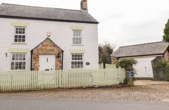 EARLSFOLD, pet friendly, character holiday cottage in Scorton