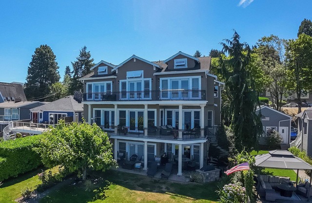 Schauen Sie sich unsere Specials für unser luxuriöses Haus am See mit Liegeplatz an
